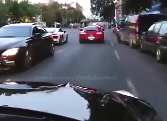 Le conducteur d’une BMW fait le malin en roulant à reculons (FAIL)