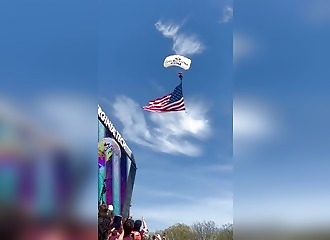 Il saute en parachute dans le stade… et percute le tableau de score en plein vol