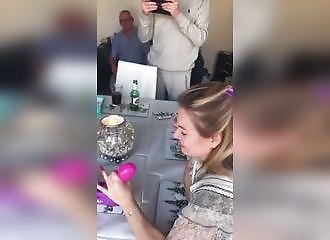 Deux femmes s’amusent à se faire gicler dessus !
