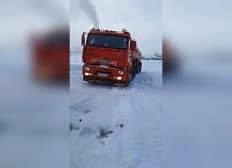 Des feux de bois pour réchauffer des camions