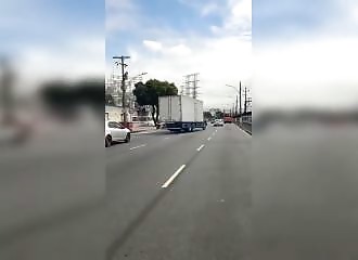 Il tente de dépasser une camionnette au Brésil, la manœuvre tourne au fiasco