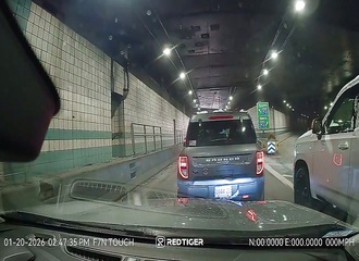 Il force pour passer après avoir remonté la file d'un embouteillage