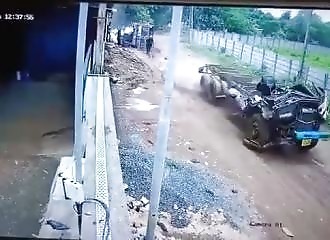 Un camion se disloque en deux en Inde