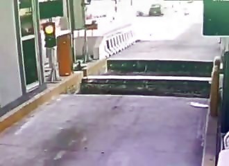 Ces motards tentent de passer un péage en travaux ça leur coûte cher !