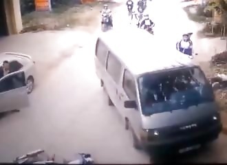 Un chauffeur de taxi ouvre sa portière au très mauvais moment…