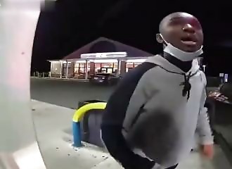 Il refuse de coopérer, se moque d'un policier, et pleure lorsque l'officier le met au sol