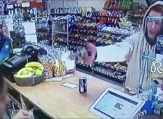 Elle se bat pour quelques dollars contre un voleur armé d'un pistolet, est-ce une bonne idée ?