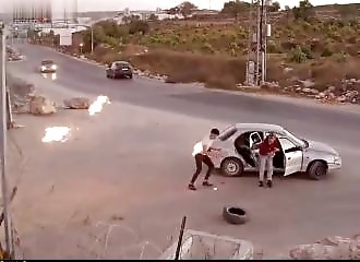 Il lance un cocktail molotov dans une colonie israélienne et prend feu