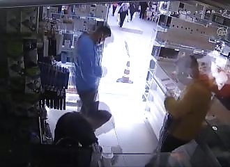 Une batterie de téléphone explose et atterrit sur un homme