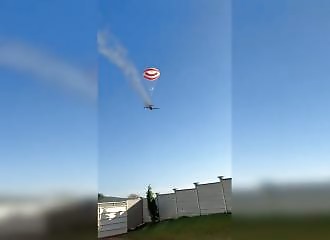 Son avion prend feu en plein ciel, il atterrit accroché à un parachute géant