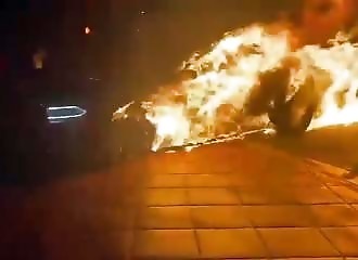 Il s'éclate à drifter .. jusqu'à ce que sa voiture prenne complètement feu !