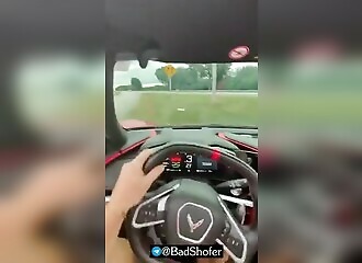 Sa Corvette C8 s'embrase sur la route, il filme tout
