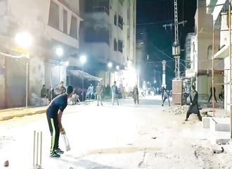 La balle percute le transformateur : le street cricket tourne au chaos électrique
