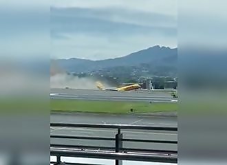 Un Boeing fait un drift et se coupe en deux sur la piste !