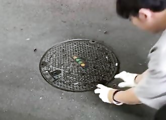 ?Video?UtaJapon: This Tight-Fitting Suit Catches Cockroaches Escaping from the Sewer