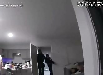 Il se suicide en se jetant sur des policiers parce que sa petite ami vient de le quitter (Public averti)