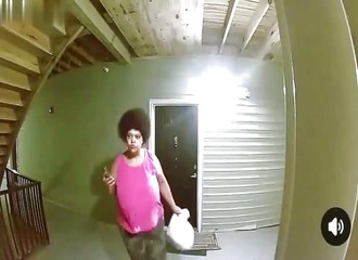 Livreur DoorDash filmé en train de voler la commande après avoir envoyé la preuve de livraison