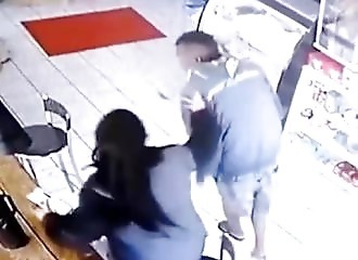 Il touche une fille qu'il ne connait pas, et le regrette amèrement !