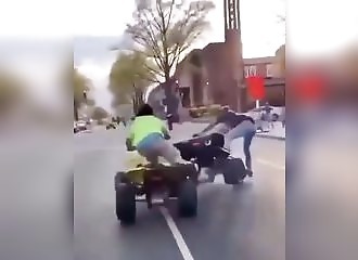 Lors d’un rodéo sauvage, des pilotes de quad se font punir par le karma