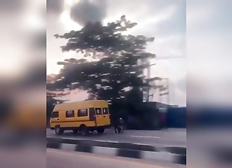 En fauteuil roulant et accroché à un van en marche : la scène improbable filmée sur la route