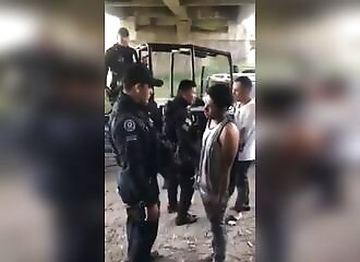 Des policiers municipaux mexicains forcent deux hommes à se battre et à s'embrasser (Public averti)