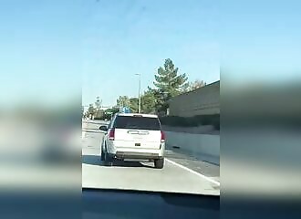 Il se fait percuter violemment alors qu'il grille un feu rouge en voulant prendre la fuite