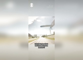 Son avion passe sous ce panneau autoroutier lors d'un atterrissage forcé