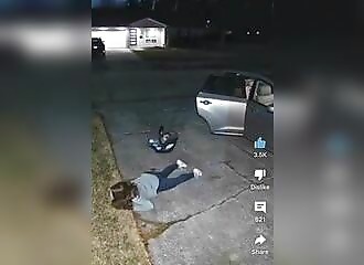 A mother and her baby attacked by a scum in front of their home