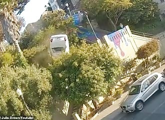  They flee after causing an impressive accident 