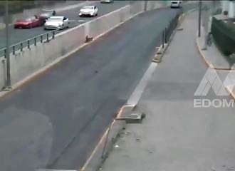 Après avoir dérobé 10.000 $, des voleurs en moto se font emboutir par leurs poursuivants