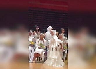 On lui refuse son diplome pour avoir fait une petite danse