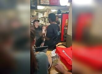 Ces employés d'un restaurant ont bien du mal avec un client récalcitrant