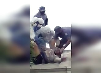 Un homme se fait vacciner de force sur un toit !