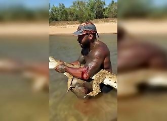 un influenceur poursuivi après avoir attrapé un crocodile en Australie