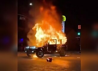 Ils mettent le feu à une voiture et font des drifts autour d'elle à Oakland