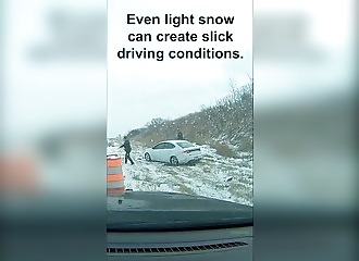 États-Unis : un policier évite de justesse une voiture qui dérape sur l'autoroute glacée