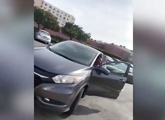 Elle fonce dans une voiture avec des enfants à l'intérieur ! (Road rage)