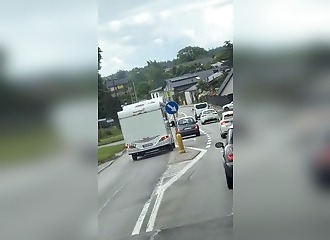 This RV clearly isn't following any rules for passing