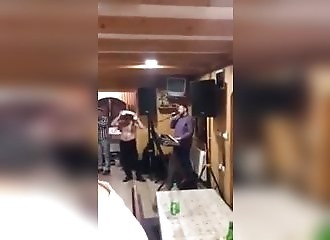 Un homme débarque pour mettre le feu à une soirée