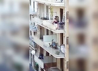 Folle, elle jette tout ce qui se trouve sur son balcon dans la rue