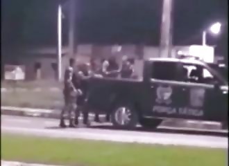 La police brésilienne réserve un magnifique traitement à un suspect récalcitrant