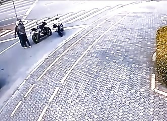 C’est de justesse qu’un motard est sauvé par la police