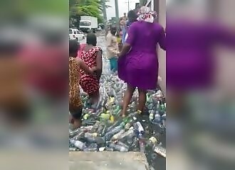 Promenade au Congo, parmis les détritus en plastique