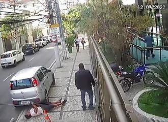 Un chauffeur UBER se fait violemment mettre KO lors d'une dispute