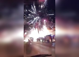 Un incendie dans une usine de feux d'artifice finit en beauté