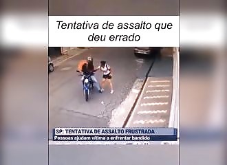 Ce voleur en moto peut dire merci à son casque…