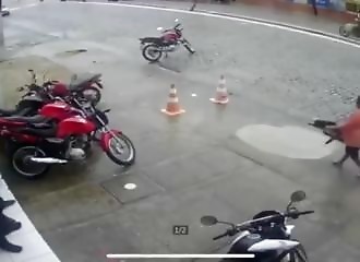 Le trottoir s'effondre, elle tombe dans un trou rempli d'eau