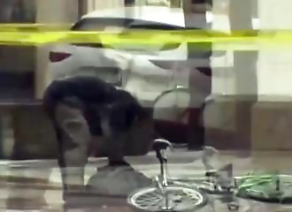 Il traverse le périmètre de sécurité et vide le sac suspect : 