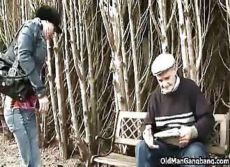 Ce papy français dégène sa grosse queue