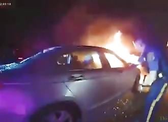 3 officiers sauvent un automobiliste de sa voiture en feu